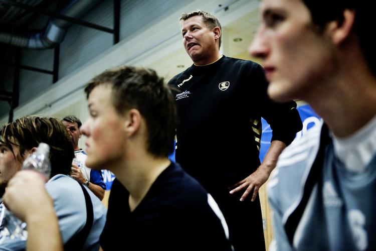dobbeltspil. Jesper Nielsen (bagerst) er kommet i klemme med sin rolle i både en tysk storklub og AG København. 