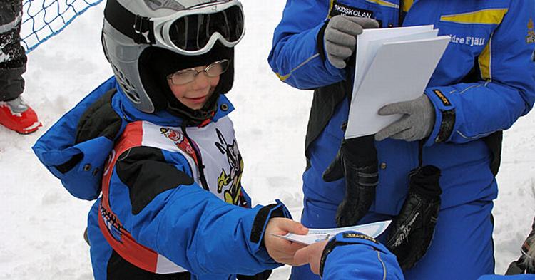 DIPLOM. Alfred har 'bestået' sin skiskole og modtager sit bevis. 
