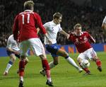 overblik. Christian Eriksen (t.h.) i en teknisk aktion overfor Englands Michael Dawson. 