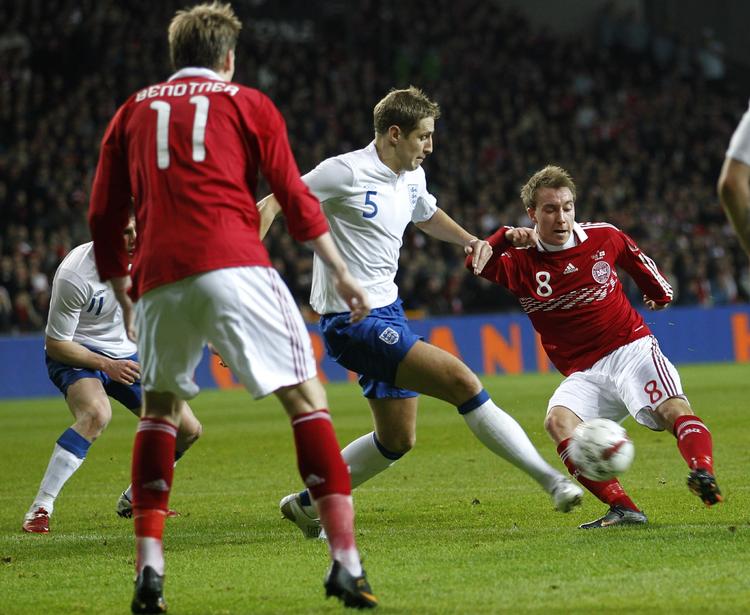overblik. Christian Eriksen (t.h.) i en teknisk aktion overfor Englands Michael Dawson. 