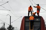 Køreproblemer. Efter stormen faldt der rigtig mange meter køreledning ned. Billedet er fra Hundige Station i går, hvor Banedanmarks folk sætter en ledning op igen. 
