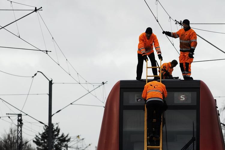 Køreproblemer. Efter stormen faldt der rigtig mange meter køreledning ned. Billedet er fra Hundige Station i går, hvor Banedanmarks folk sætter en ledning op igen. 
