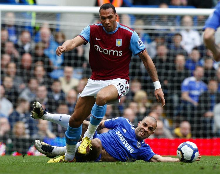 tatovering. John Carew viser her en anden af sine tatoveringer frem fra tiden i Aston Villa. 