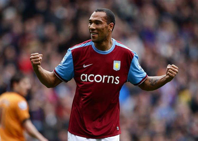 dybt. John Carews tatovering på halsen er så ny, at den ikke er at se på billedet fra angriberens tid i Aston Villa. 
