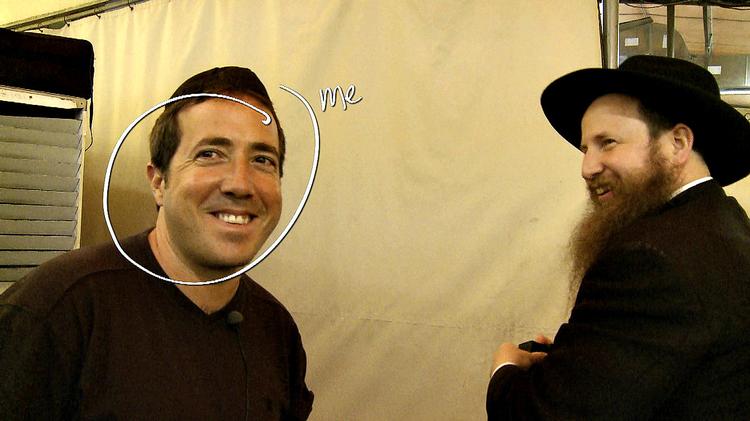 Identitet. Instruktøren Yoav Shamir har sat  ring om sig selv  og skrevet 'me'  for at undgå  misforståelser. 