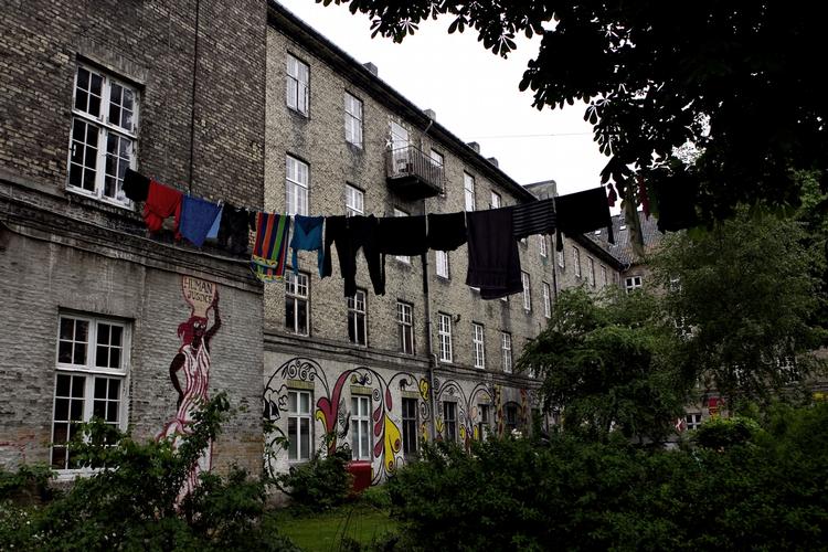 købsaftale. Staten og christianitterne har indgået en købsaftale om 'Fredens Ark', der er i voldsomt forfald. Københavns Kommune kræver, at bygningen genoprettes og brandsikres for 25 millioner kroner. Den genopretning forpligter christianitterne sig til at stå for ved et køb. 