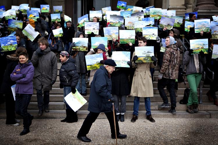 Køligt. De studerende fra Kunstakademiet er godt pakket ind, til protestudstilling mod nedskæringer af deres uddannelse på trappen uden for Statens Museum for Kunst. 