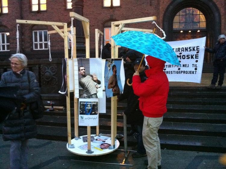 Demonstration. Karen Jespersen var troppet op på Rådhuspladsen trods regn. 