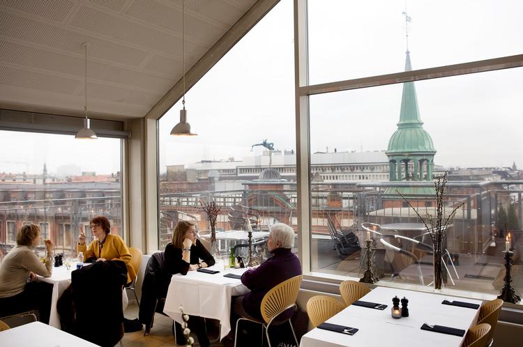 over Byens tage. Café Hovedtelegrafen på Post &amp; Tele Museum har fantastisk panoramaudsigt og gode frokostretter,  men mangler personlighed.  Foto: Klaus Holsting 