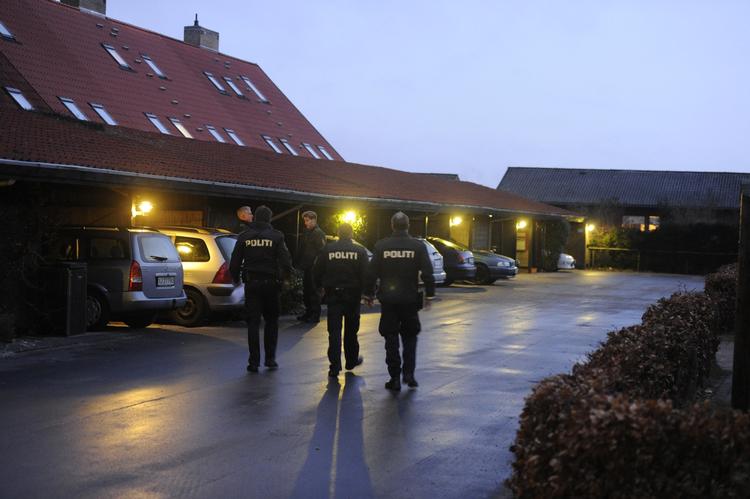 Tragedie. Politifolk står ved familiens hjem i Birkerød. 