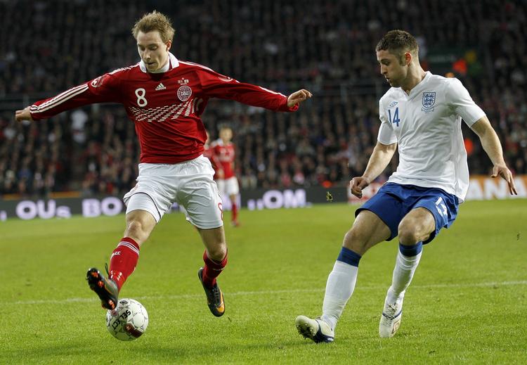 finurligt. Christian Eriksen spiller Dennis Rommedahl fri med hælen i kampen mod England. 