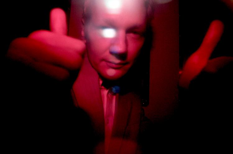 Wikileaks. Julian Assange løj sig til hundredvis af medarbejdere og et computersystem, som garanterede de hemmelige kilders sikkerhed. 