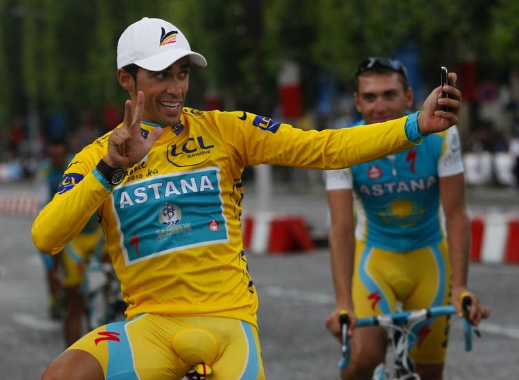 doping-bøf. Alberto Contador tager et foto af sig selv på en sejrsrunde efter sejren i Tour de France 2010, som nu risikerer at blive taget fra spanieren. 