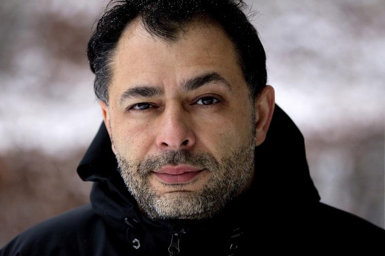 Omar Marzouk er vokset op i kiosken 'Sem-Sem' på Israels Plads. Her hørte han om profeten og om, hvordan lykken er at blive godt gift og få en butik. 