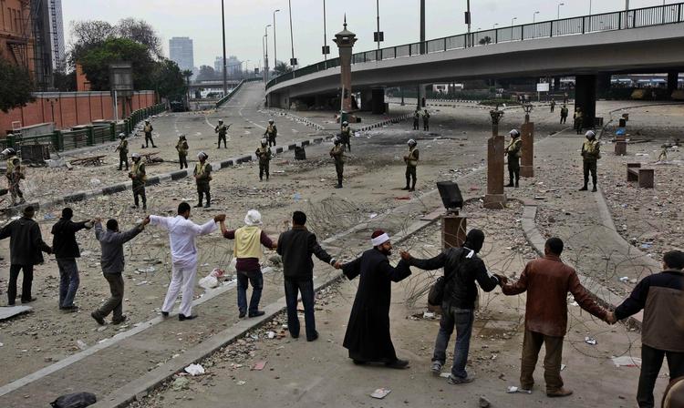 Egypten. »Vi frygter, at al den modarbejdelse, den nuværende opstand i Egypten udsættes for, vil ende netop i noget, som verdenssamfundet har en grund til at frygte«, skriver to mellemøstdebattører. Arkivfoto fra opstanden i Egypten. 