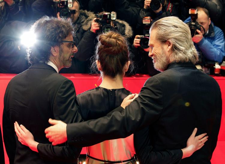 Åbning. Joel Coen, Hailee Steinfeld og Jeff Bridges smiler til fotograferne ved gårdsdagens visning af den genindspillede western 'True Grit' 