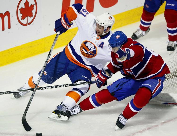 milepæl. New York Islanders Frans Nielsen (51) kæmper om pucken med Montreal Canadiens Max Pacioretty i opgøret, hvor danskeren rundede de 100 NHL-point. 