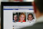 Savnede. De to piger og deres far som de optræder på en Facebook-side. Pigerne har været forsvundet siden 30. januar, da han ikke afleverede dem som aftalt til sin mor. 