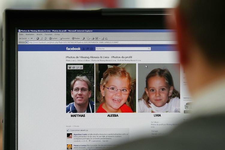 Savnede. De to piger og deres far som de optræder på en Facebook-side. Pigerne har været forsvundet siden 30. januar, da han ikke afleverede dem som aftalt til sin mor. 