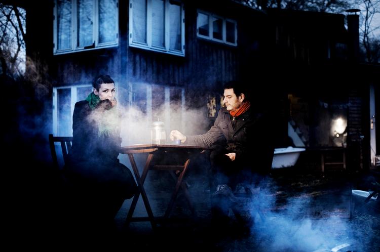 Anna Katrin Egilstrød og Juan Pino sidder foran Pinos kolonihavehus med kaffe på kanden. De betegner Valravns musik som folk-tronica, der forsøger at genopdage vores musikalske rødder. Foto: Lærke Posselt