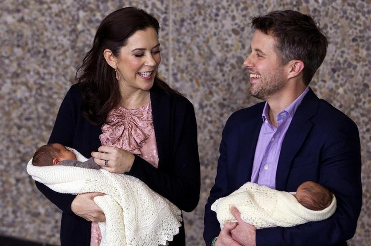 fremvisning. De stolte forældre, kronprinsesse Mary og kronprins Frederik, kunne 14. januar vise deres tvillinger frem for danskerne. 