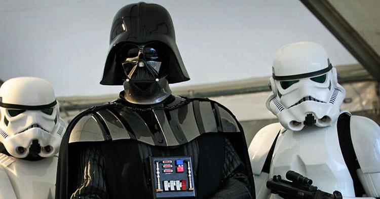 Stjernekrig. Darth Vader er blandt de kendte figurer, når Legoland åbner den nye sæson. 