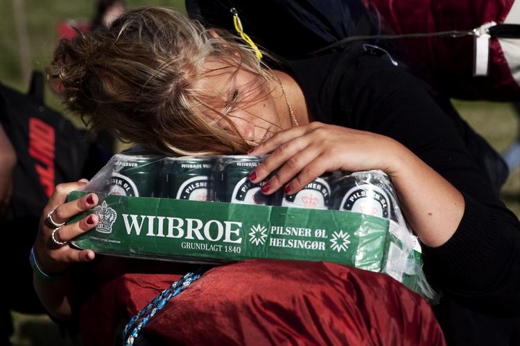 ØLFORBUD. Roskilde Festival har besluttet at ændre forbuddet mod at medbringe egne drikkevarer på festivalpladsen, som sidste år satte pisset i kog hos de fleste festivalgæster. 