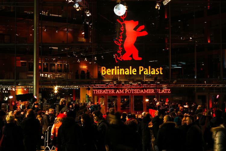 Filmfest. Der er på Potsdamer Platz i centrum af Berlin, at verdens filmkøbmænd samles og prutter lidt om det hele. 