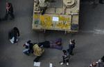 PROTEST. Demonstranter foran militærtank på Tahrir-pladsen i Kairo. 