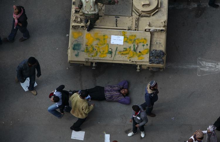 PROTEST. Demonstranter foran militærtank på Tahrir-pladsen i Kairo. 