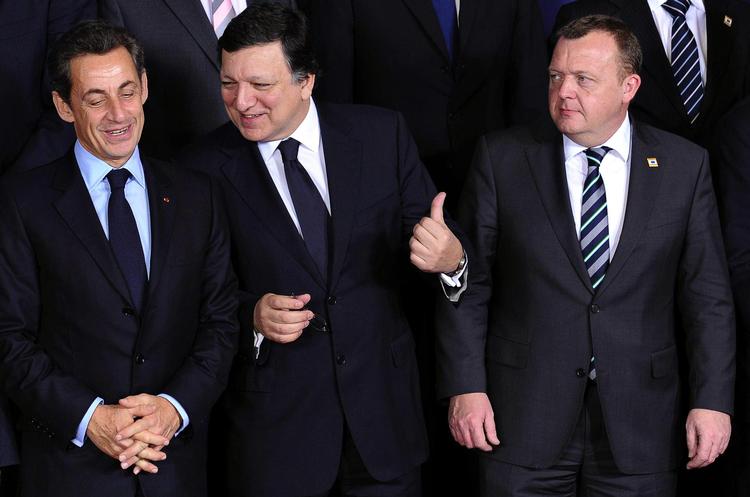 Eu-Mobning. »Ham den lille  der, blev han sur over for lidt i drikkepenge?« – Et af mange læserforslag til, hvad Barroso siger til Sarkozy. 