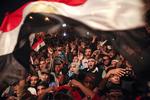 JUBEL. Demokratiforkæmpere fejrer præsident Mubaraks afgang på Tahrir-pladsen i Kairo. 