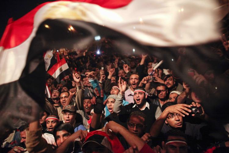 JUBEL. Demokratiforkæmpere fejrer præsident Mubaraks afgang på Tahrir-pladsen i Kairo. 