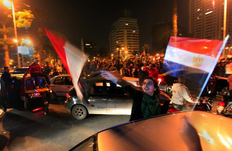 JUBEL. Egyptere fejrer Mubaraks afgang i Kairos gader. 