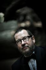 Finansiering. »Et af de største problemer er, at de penge, man rejser, går til et bestemt område i stedet for til filmen, sådan som de plejede. Det er sådan, det fungerer, og sådan vi laver film nu om dage. Men jeg er ked af at sige, at det gør det langt sværere at producere film end tidligere. At skaffe penge regionalt er absurd vanskeligt«, siger Lars von Trier. 