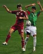 Mål. Bolivias Juan Carlos Arce (t.h.) reducerede til slutstillingen 1-2  på straffespark i opgøret mod Letland og Maksim Rafalski. 