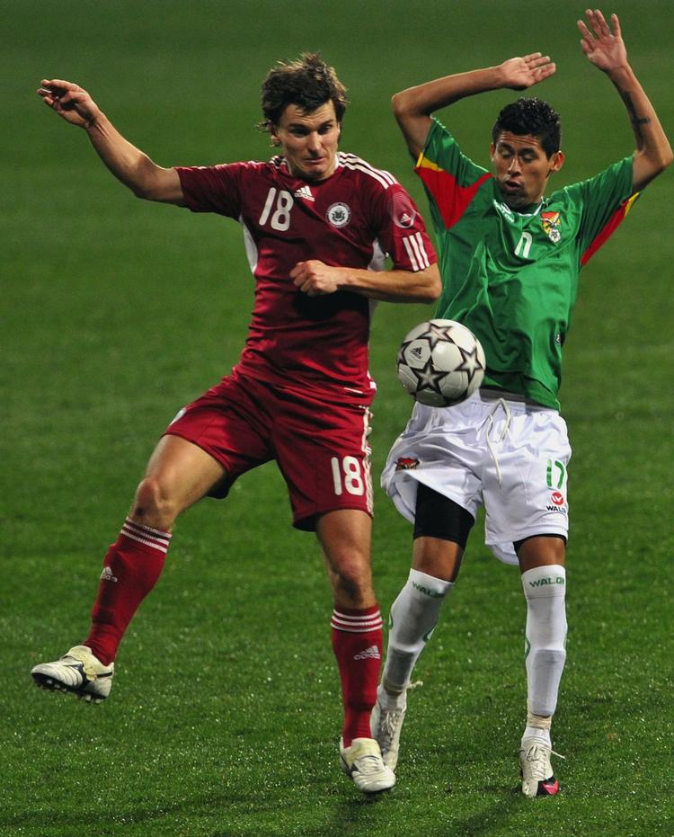 Mål. Bolivias Juan Carlos Arce (t.h.) reducerede til slutstillingen 1-2  på straffespark i opgøret mod Letland og Maksim Rafalski. 