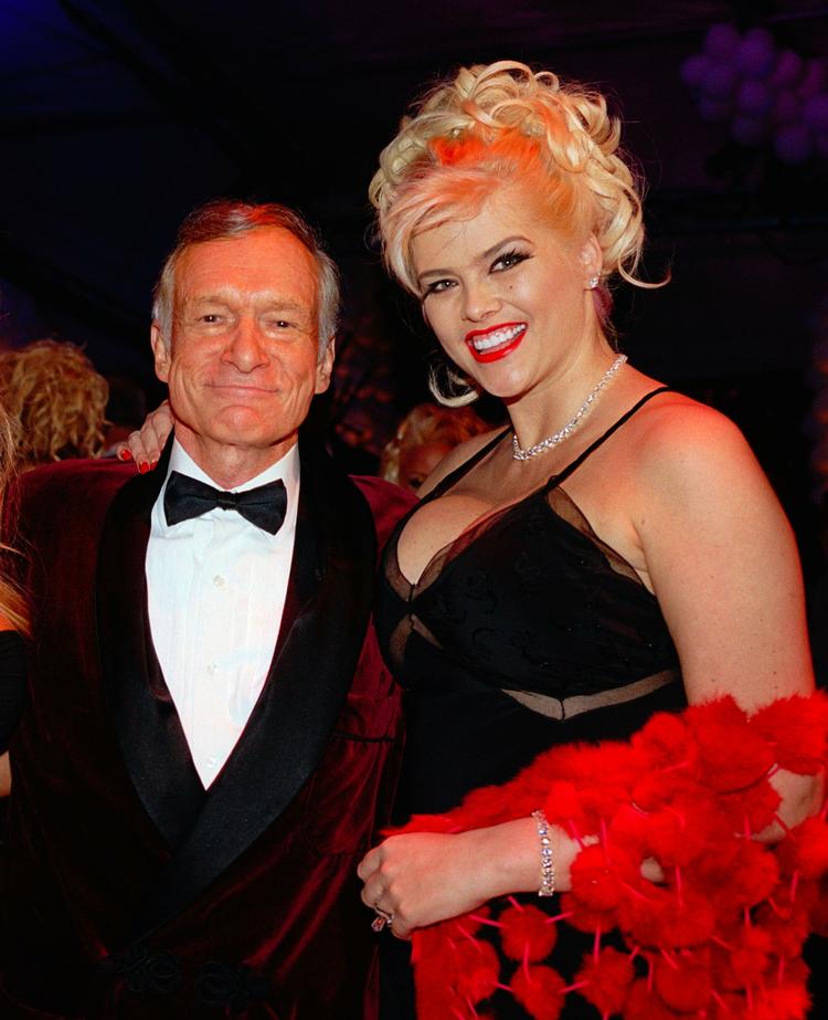 AKTIEFUSK. Aktionærerne i Playboy enterprises tror ikke på, at the Playboy Mansion kun er 6-7 millioner værd. Her ses Hugh Hefner med  nu afdøde Anna Nicole Smith. 