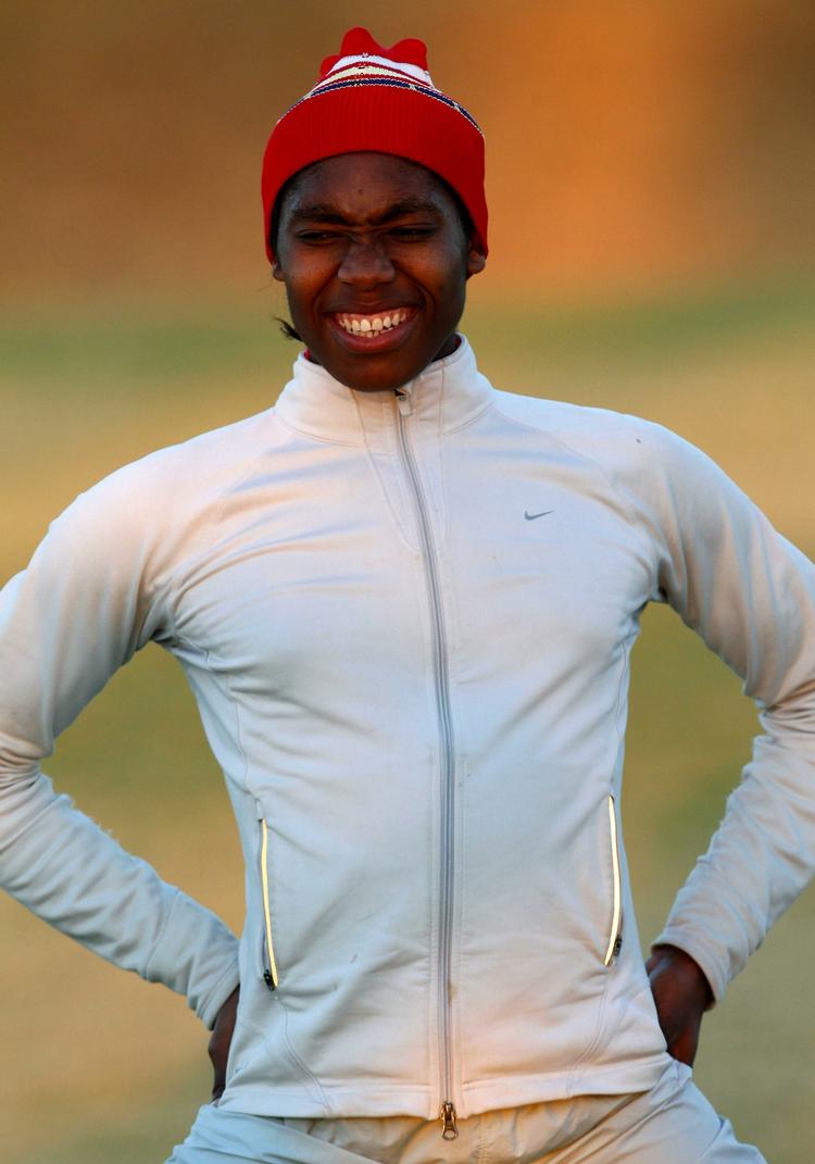 træning. Det er i konkurrence, at Caster Semenya føler sig bedst tilpas, og hun har ikke meget tilovers for de mennesker, der bliver ved med at tale om, at hun ikke bør konkurrere mod kvinder. 