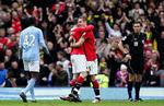 Tillykke. United-anfører Nemanja Vidic ønsker Wayne Rooney tillykke med den fantastiske scoring. 