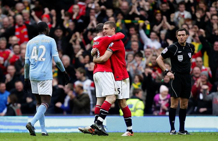 Tillykke. United-anfører Nemanja Vidic ønsker Wayne Rooney tillykke med den fantastiske scoring. 