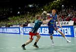Kamp. VM-stjernen Mikkel Hansen (t.h.) og Jesper Jensen i aktion i Skjern lørdag eftermiddag. 