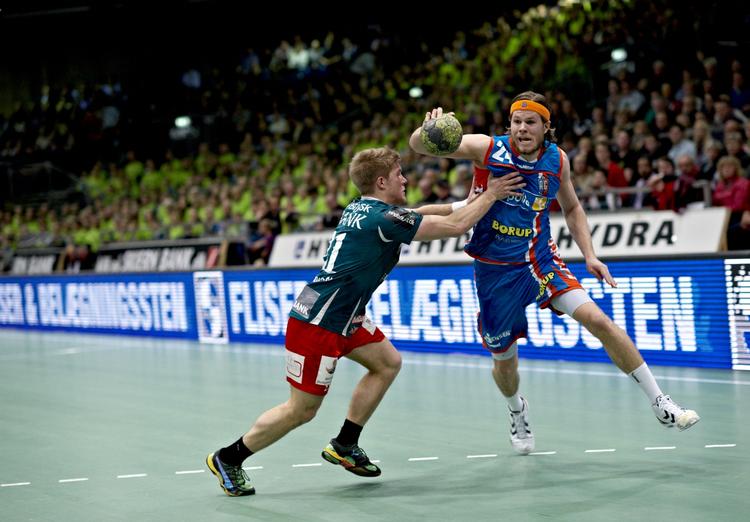 Kamp. VM-stjernen Mikkel Hansen (t.h.) og Jesper Jensen i aktion i Skjern lørdag eftermiddag. 