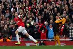 dobbelt. Robin van Persie (t.v.) scorede to gange mod Wolves. 