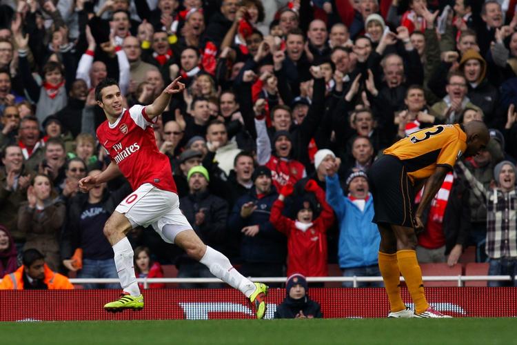 dobbelt. Robin van Persie (t.v.) scorede to gange mod Wolves. 