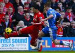 stolpe. Liverpools nye angriber Luis Suarez (t.v.) ramte træværket to gange på Anfield. 