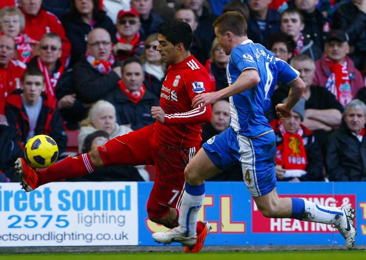 stolpe. Liverpools nye angriber Luis Suarez (t.v.) ramte træværket to gange på Anfield. 