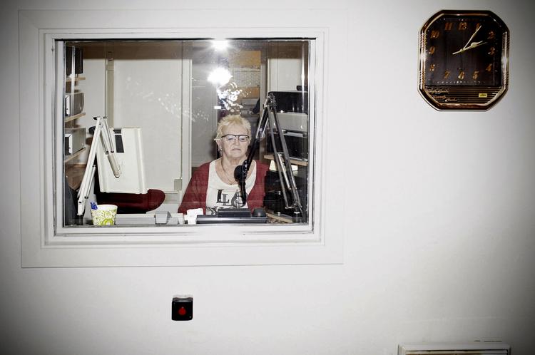 I boksen. På Radio Klitholm styrer den frivillige vært Jette Frank Baggesgaard programmet 'Jette musikboks'.  Foto: Kåre Viemose 