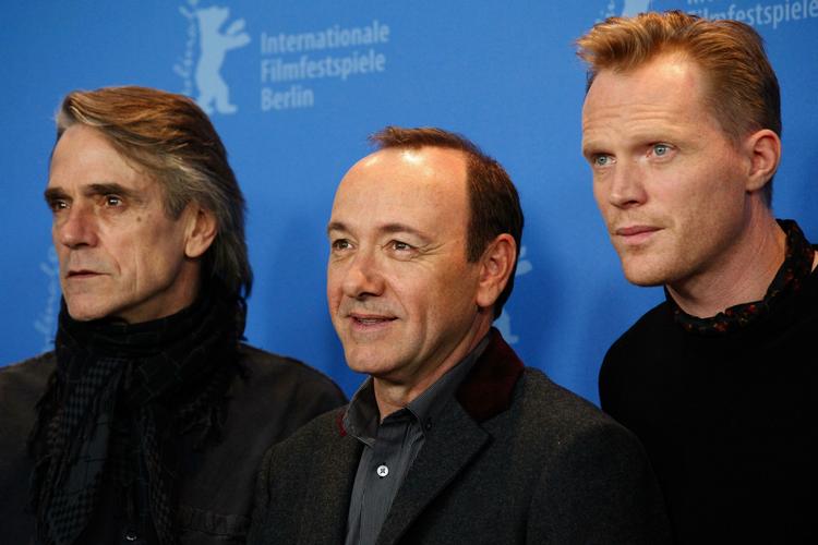 Krise. Kevin Spacey spiller en af hovedrollerne i den amerikanske thriller 'Margin Call', der hudfletter finanssektorens grådighed. Også Jeremy Irons besætter en stor rolle i filmen. 