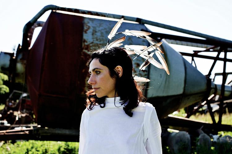 Krigskunst. PJ Harvey har researchet grundigt og har læst tekster om både Første Verdenskrig og krigene i Irak og Afghanistan, inden hun gav sig i lag med selv at skrive tekster til albummet 'Let England Shake', der udkommer i morgen. Foto: Universal Music 
